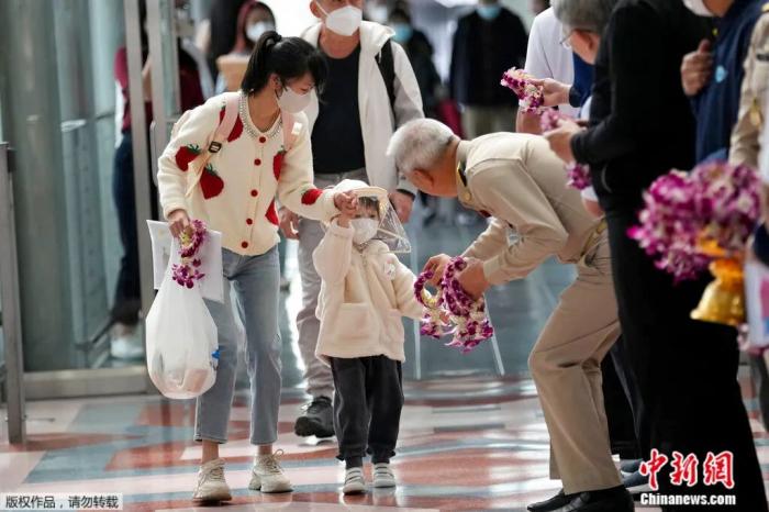 泰国官员向抵达素万那普国际机场的中国游客发放花环