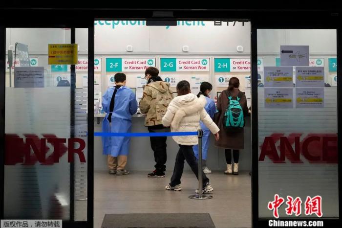 韩国仁川国际机场，中国游客准备进行核酸检测