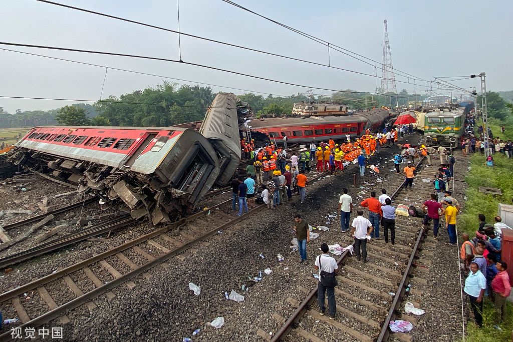 印度东部奥迪沙邦，人们聚集在火车相撞的事故现场