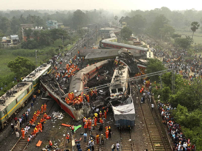 6月2日晚间，印度奥里萨邦发生列车相撞事故