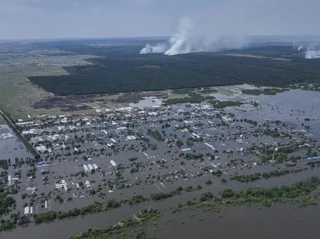 卡霍夫卡水电站大坝倒塌后，德涅普里亚尼村的房屋被水淹没